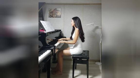韩国最近火爆朋友圈的视频白衣性感美女演奏钢琴