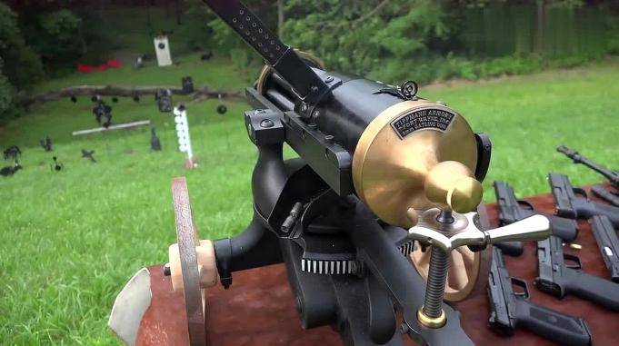 老外靶场实测手摇式加特林多管机枪