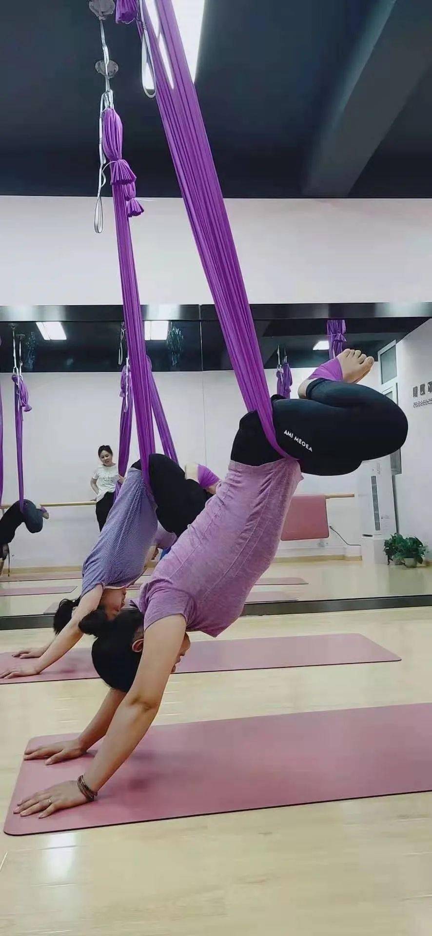 妈妈教儿子练瑜伽 练瑜家的母亲和教练