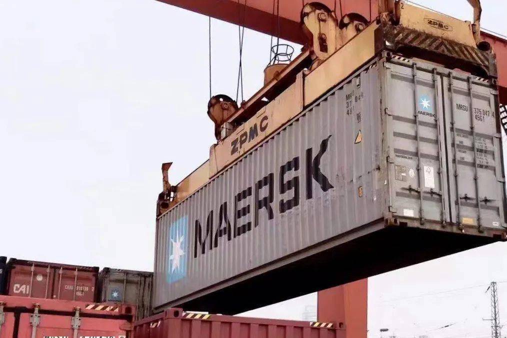 箱稳稳吊装到火车上,由宇常通公司运营的常州海铁联运农历新年装msk