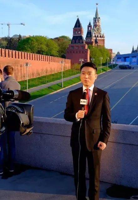 新闻联播主持换人!央视一哥康辉形象崩塌,如今竟成了这样?