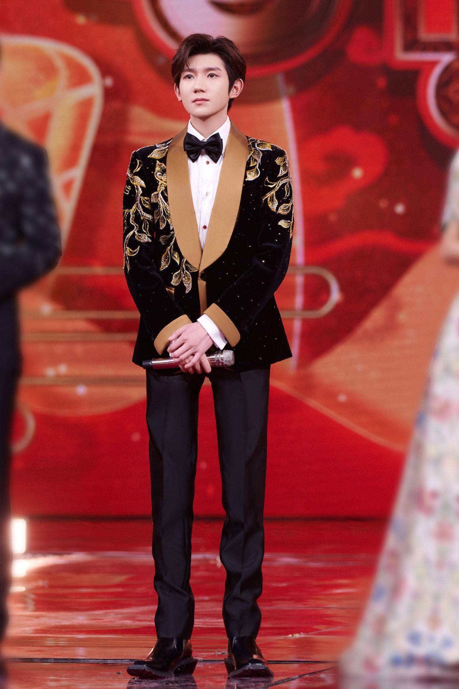 王源登北京台春晚,主持人小源与歌手源在同一个舞台呈现_动态
