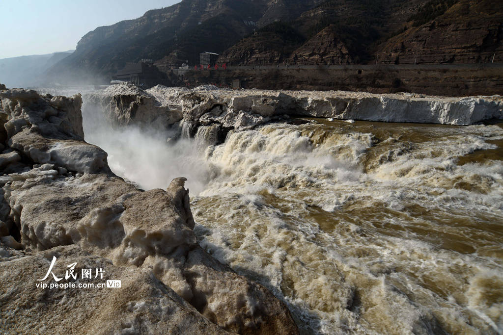 山西临汾：黄河壶口瀑布冰消河开景色壮美