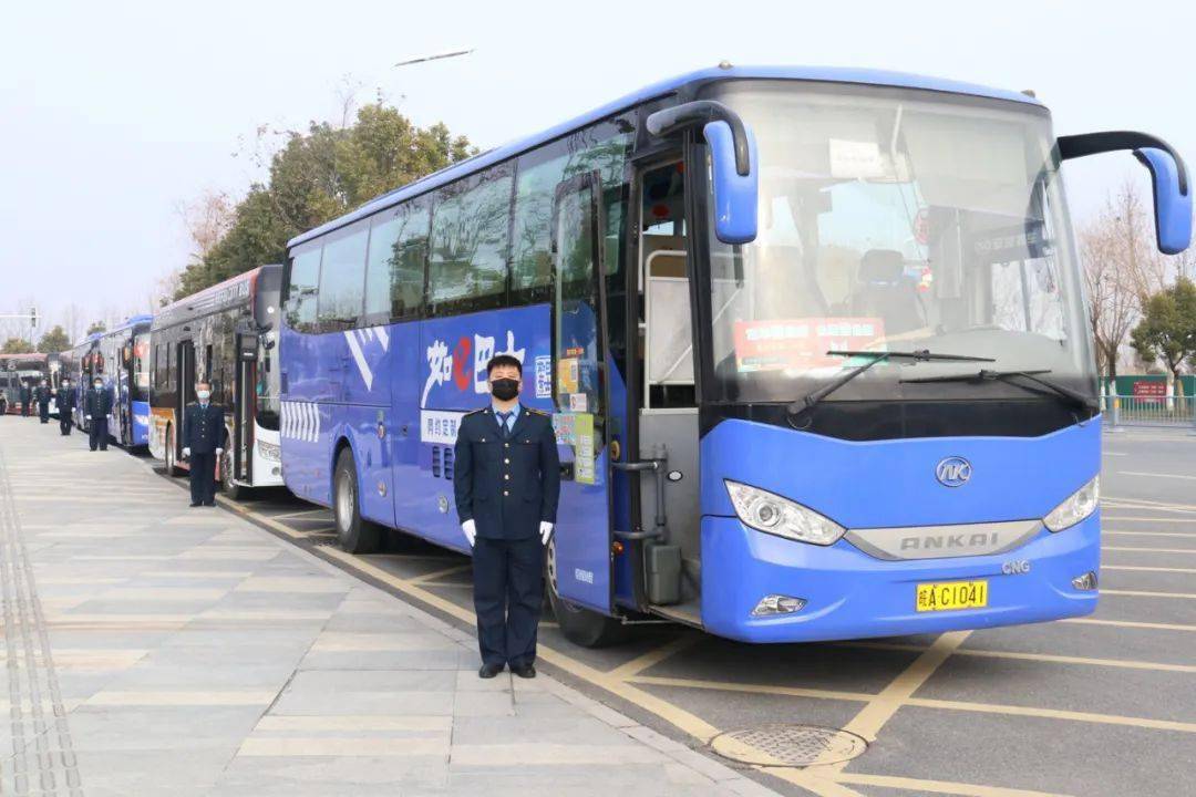 2月12日大年初一,一大早,合肥公交集团第五巴士公司驾驶员宋功贺把刚