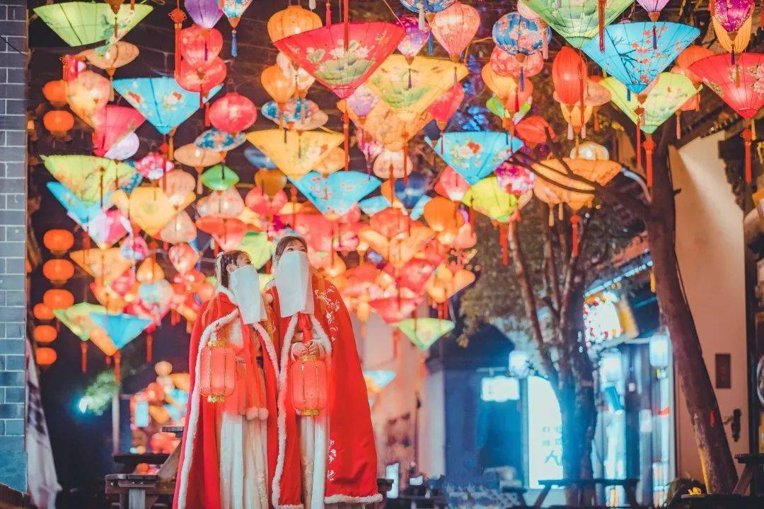 满城花灯点亮古镇新年味,百万焰火美出天际,情人节快来鸠兹古镇!_观众