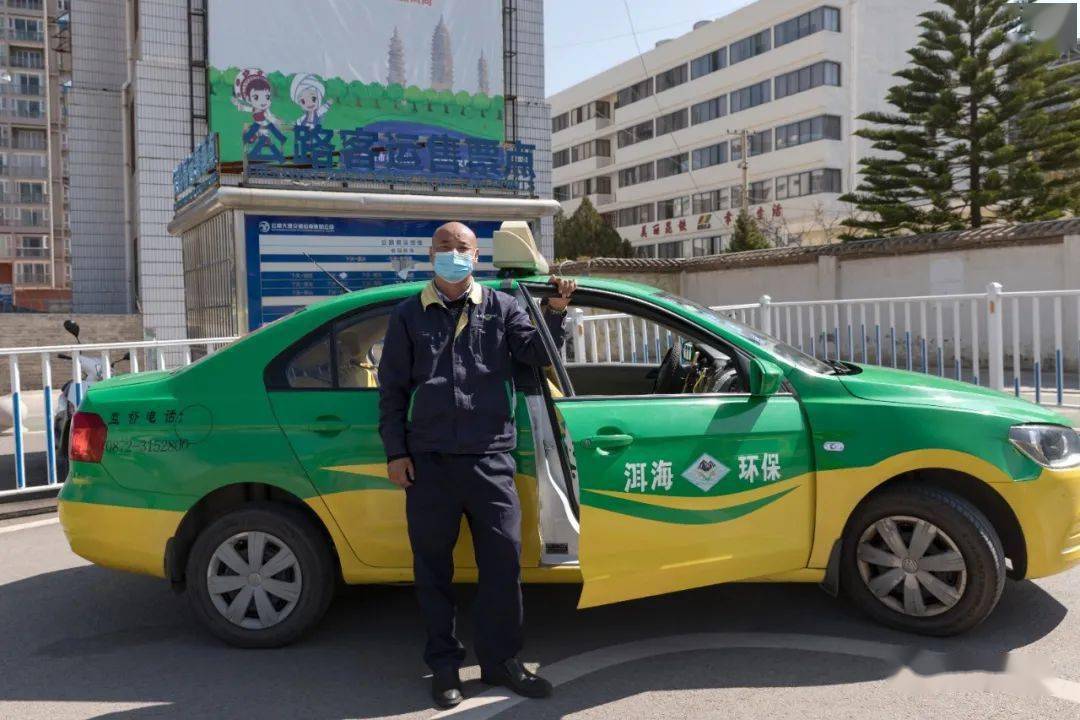大理公交洱海环保出租车驾驶员罗健,正在大理火车站出口等待乘. .