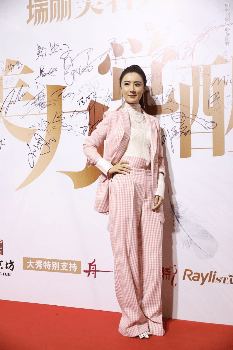 薇娅不愧是直播带货大佬穿粉色格纹西装气势和明星不相上下
