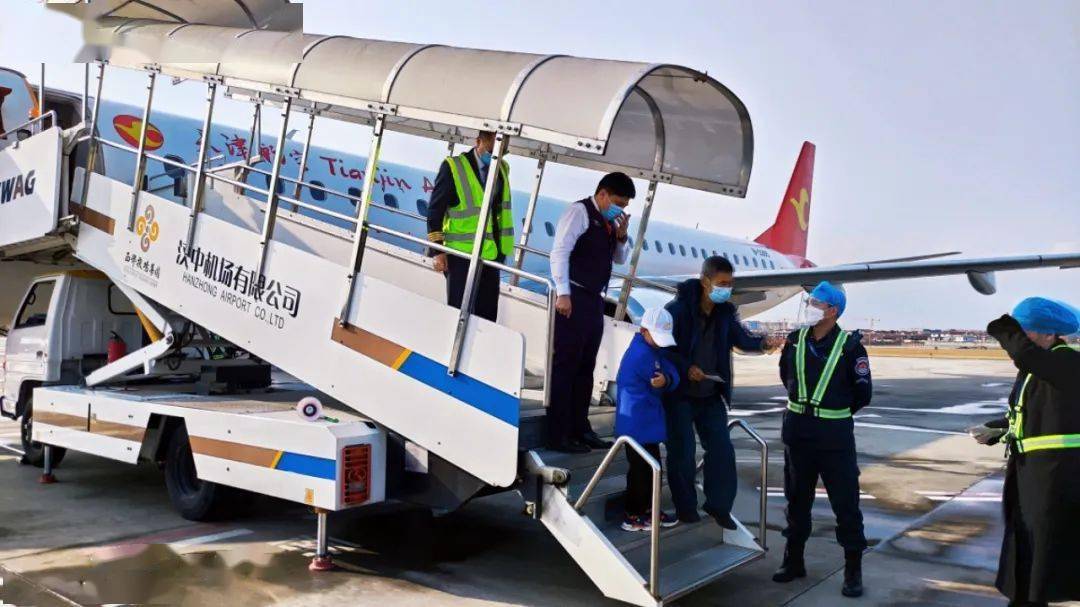 测量进港旅客体温询人员正在解答旅客提出的问题管制员正在指挥飞机