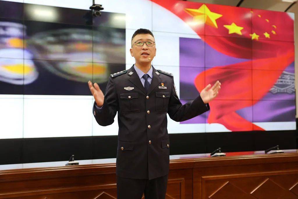 警营牛哥用心守护百姓平安的拓荒牛记道里分局刑事技术大队副大队长徐