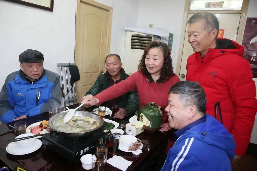 探店当天,小编正巧碰上了王阿姨,金爷叔,张爷叔,徐爷叔4人在店里小聚.