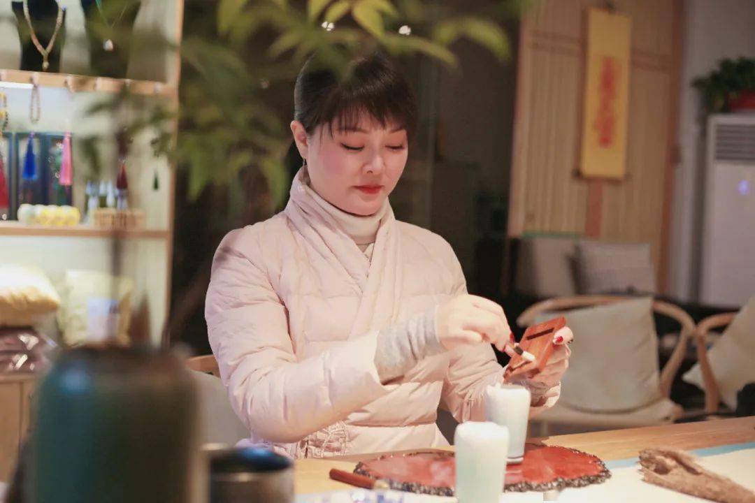 还常赴外地学习,技艺精湛,制作出来的香品有口皆碑,销售至全国各地