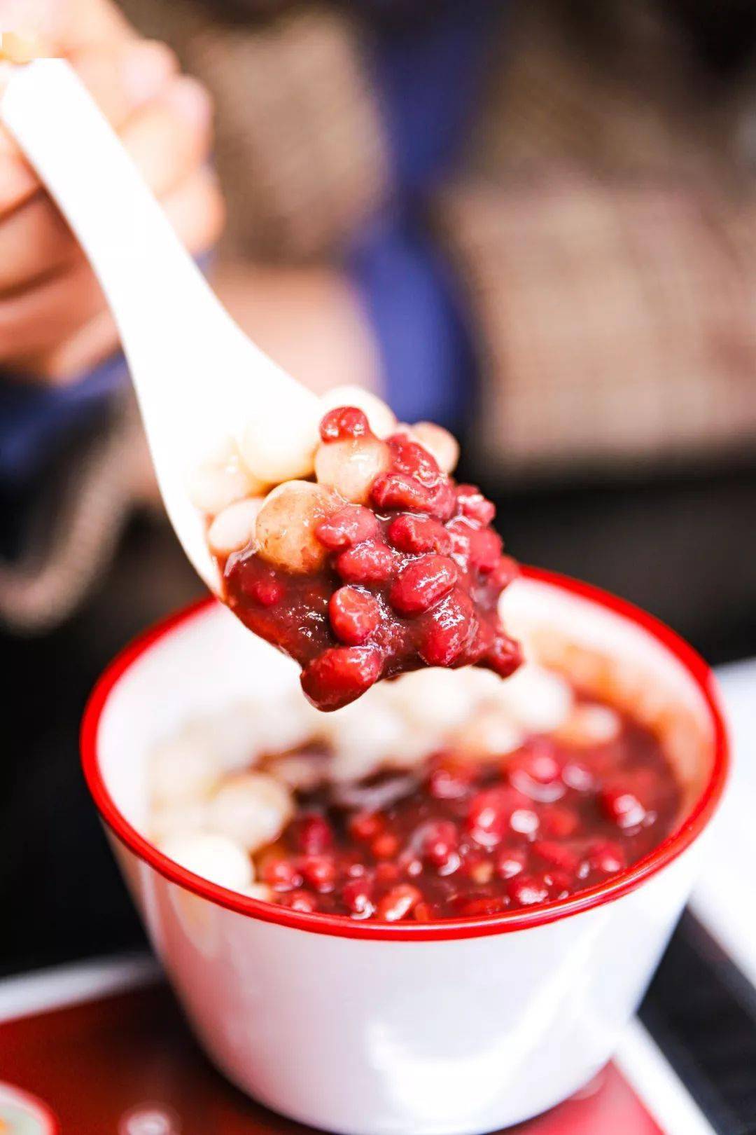 上班心情烦恼,突然想吃一碗冰镇的红豆沙,却发现爱人早已煮好了红豆沙