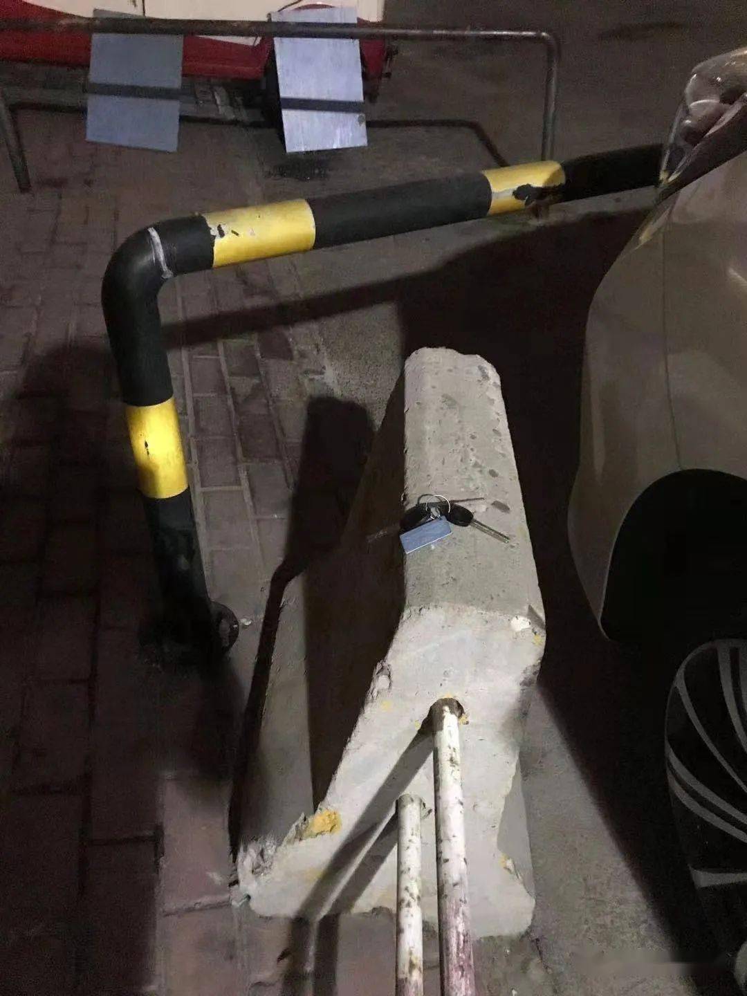 专用车位地锁怎么停进去 ee138ea7c3d1452f9768ddbb82c610ff.jpeg