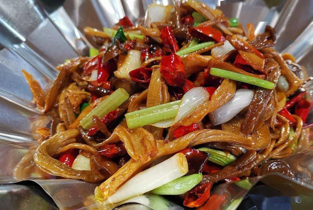 干煸野山菌藏林荫,得时雨.山水精华凝聚.