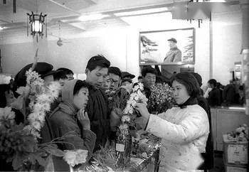 这些春节老照片太有回忆了贴年画穿新衣围炉守岁一起回味简单而幸福的