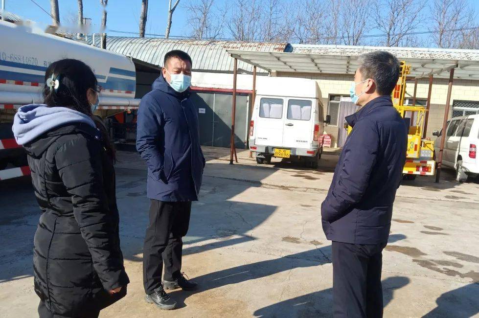 区园林绿化局局长刘晨光春节期间到和谐广场公园检查工作