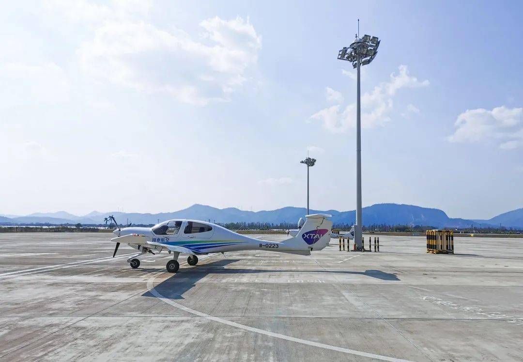 到达珠海莲洲机场,小芳哥迫不及待快步走进候机楼,只见停机坪就在候机