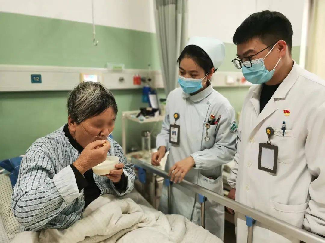 日常工作岗位上毫不松懈新春到来,神经内科病房里"年味"十足患者,医生