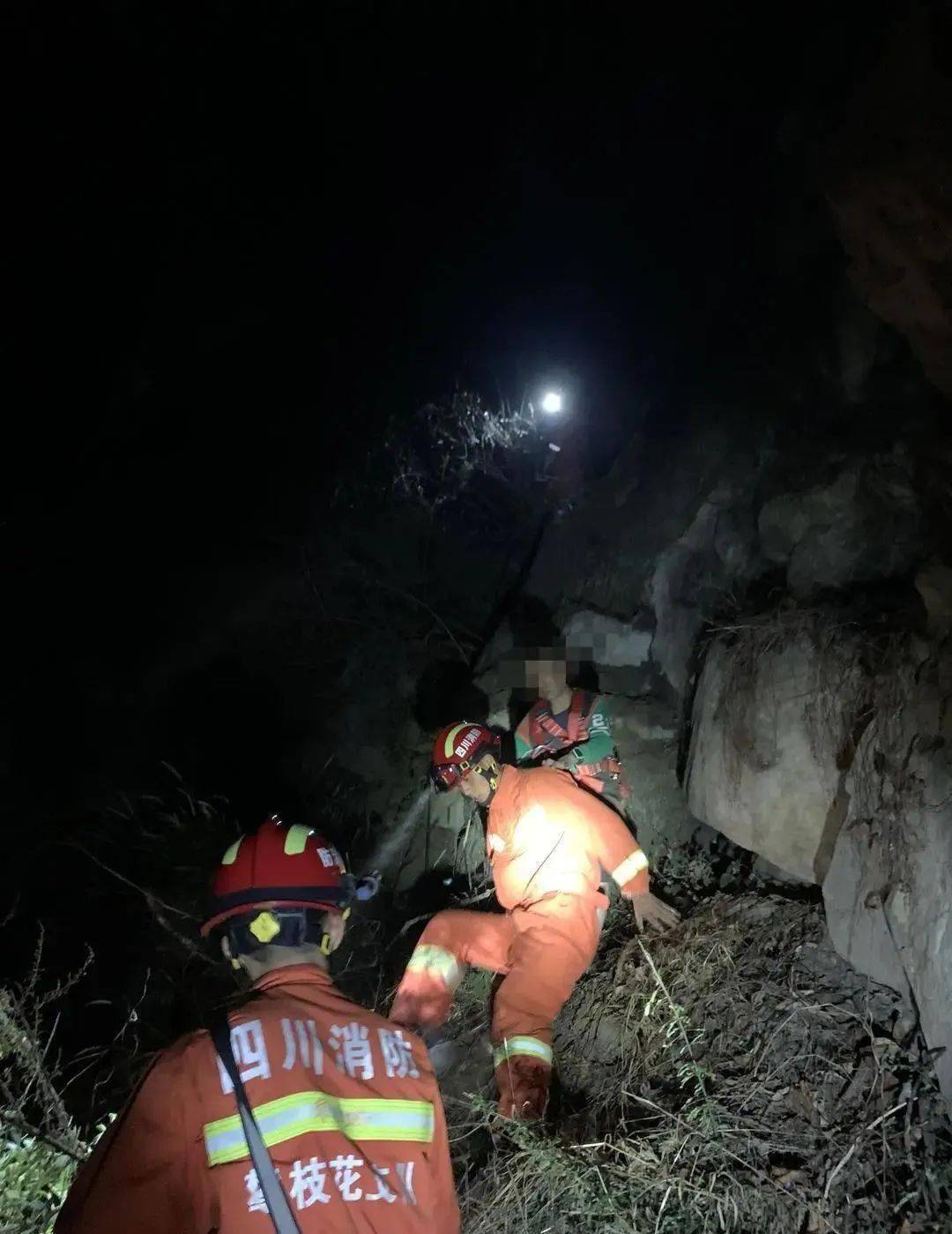 突发大年初三一家人爬山玩耍孩子不慎掉落悬崖
