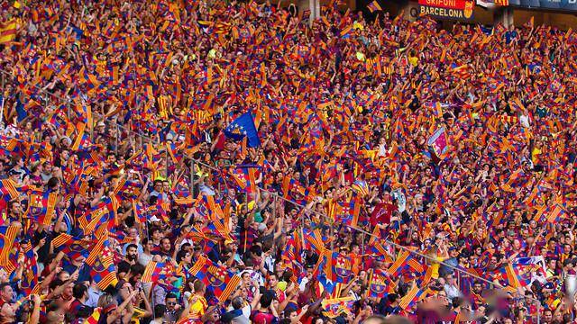 常规操作!巴萨球迷夜里到巴黎球员酒店外放烟花