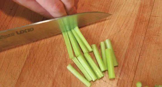 若要切成中型方丁,只要将芹菜茎纵向对切即可