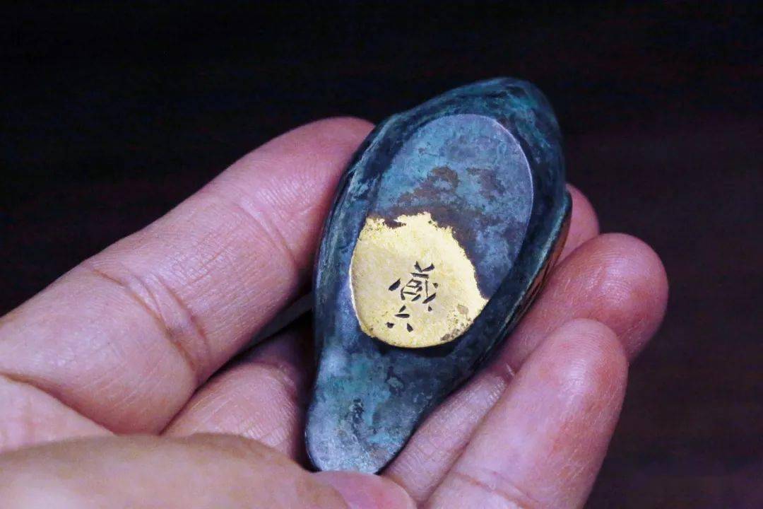 鉴赏| 四世秦藏六作 涂金铜器/雁书镇(供箱)_作品