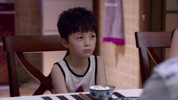 爷孙外婆做菜不好吃嘉乐吵着要吃奶奶做的气得外婆埋头吃饭