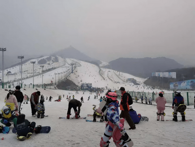 滑雪、游园、爬长城……防疫运动两不误，春节假期北京户外游挺火
