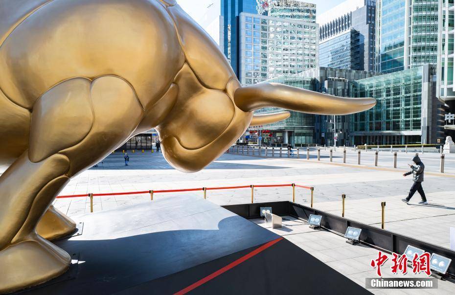 2月16日,坐落于北京市金融街的一尊"金牛"雕塑吸引过往市民驻足.