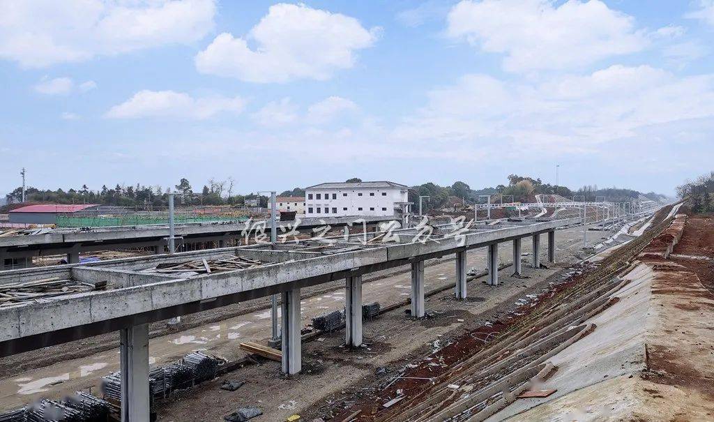 从嵊州群传来好消息,嵊州"北站"结顶了!这是绍兴第三座结顶的高铁站!