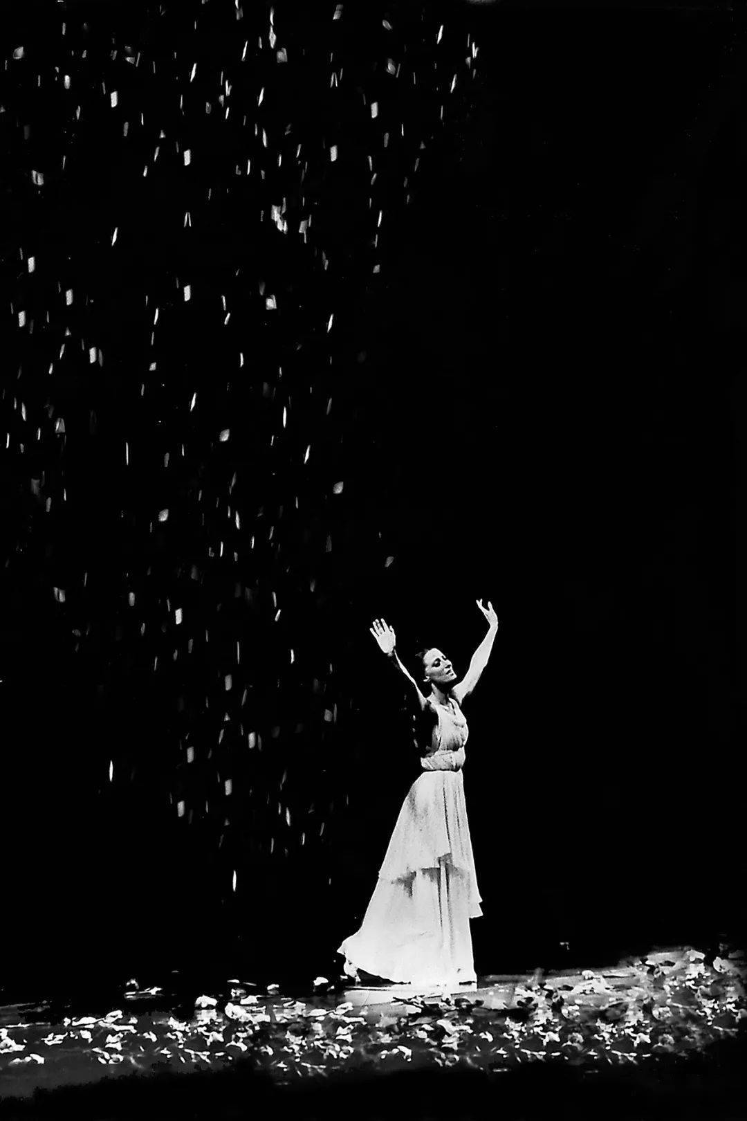 再看maya plisetskaya的谢幕,oh,mygod~舞台上铺满鲜花,maya就如女神