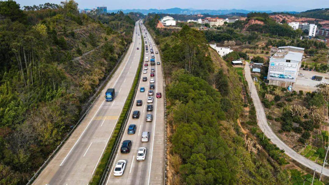 今天大年初五节后返程高峰杀到梧州高速上演堵车大片从白天堵到黑夜