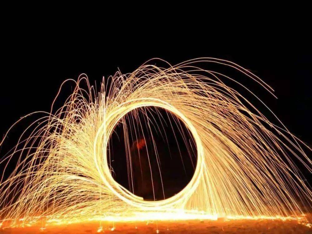 视频平台上备受追捧"钢丝棉烟花"最近一款新晋网红产品是不是燃放烟花