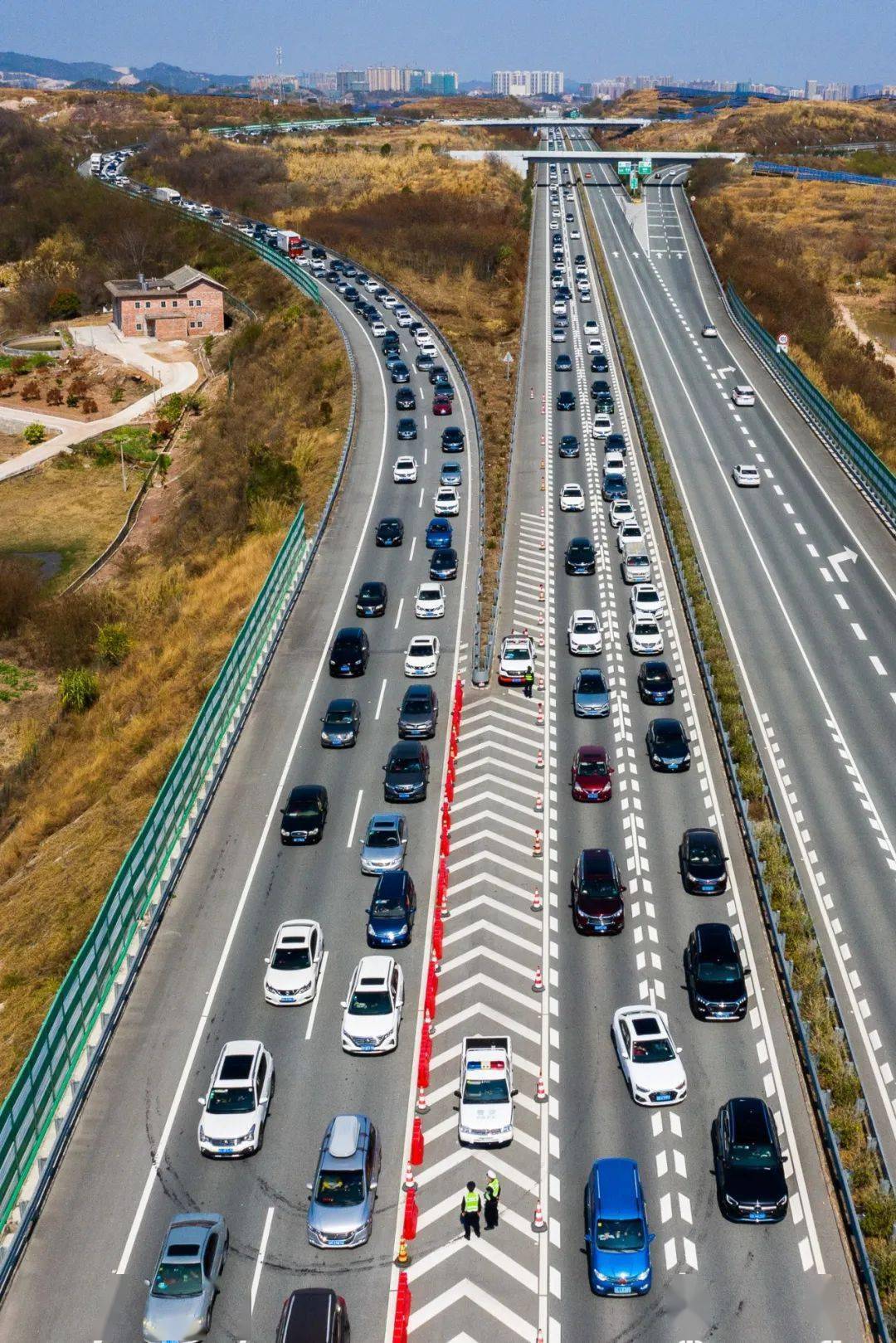 上午11时,在g35济广高速梅州五华段新寨立交处,可以看