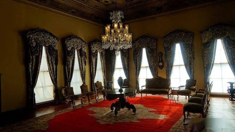 当你神魂颠倒头晕目眩留待遗憾地从皇宫里出来时,出口处就是著名的