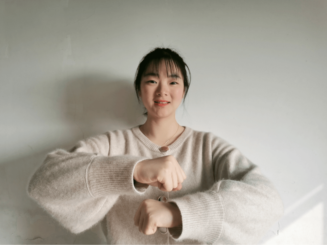 握拳在胸前绕圈,双手比耶的动作(咕噜咕噜叉)握拳在胸前绕圈,双手比1