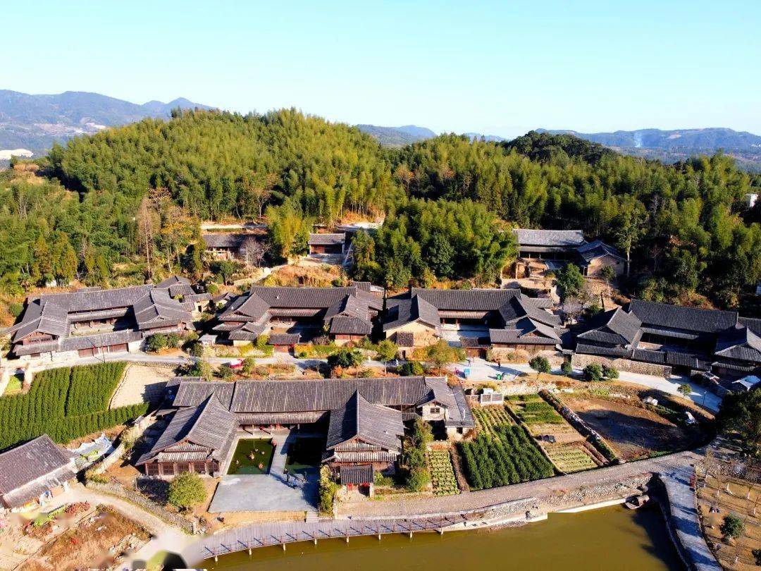 塔头底古村落始建于清康熙年间,有浓厚的明代民居的建筑风格,虽算不上