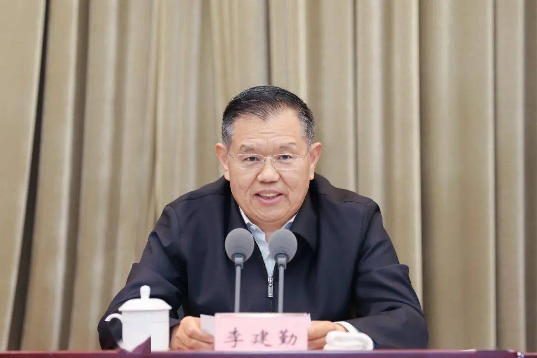 2月18日(农历正月初七),牛年春节后开工的第一天,市委书记李建勤在全