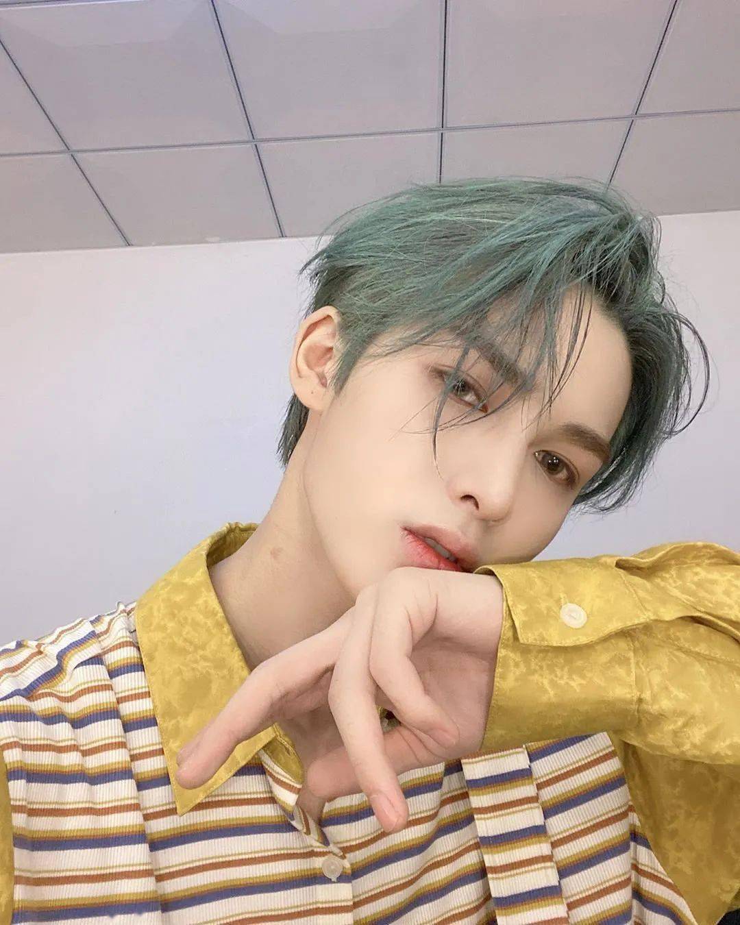 赵让的薄藤紫色给人一种不食人间烟火的感觉.