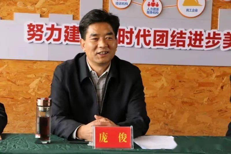 书记庞俊代表市委,市政府为400余名外出务工人员送行,全面拉开了蒙自