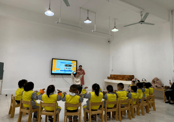 最美芳华用爱诠释教育黄宅镇中心幼儿园的孩子王