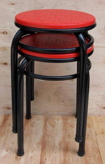 恐怖!男子正聚餐,咔吧一声!椅子腿断裂插进腹部,足有半米深