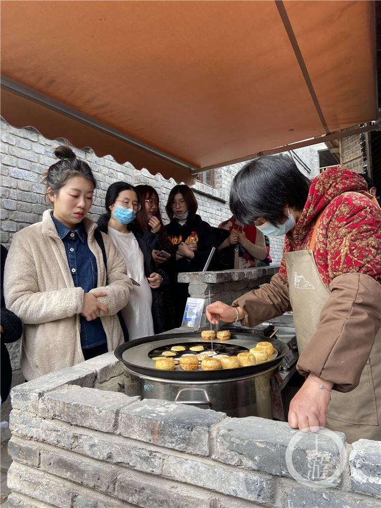 老居民重返山城巷 看到曾经自家的房子惊呆了