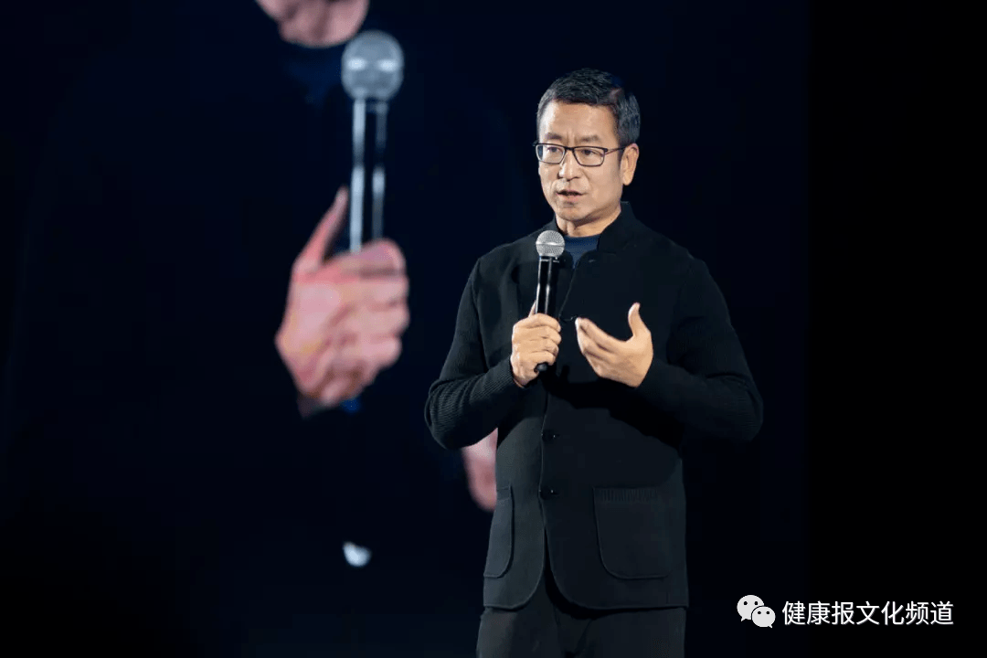 日前,央视著名主持人白岩松在南通大学医学院发表演讲.