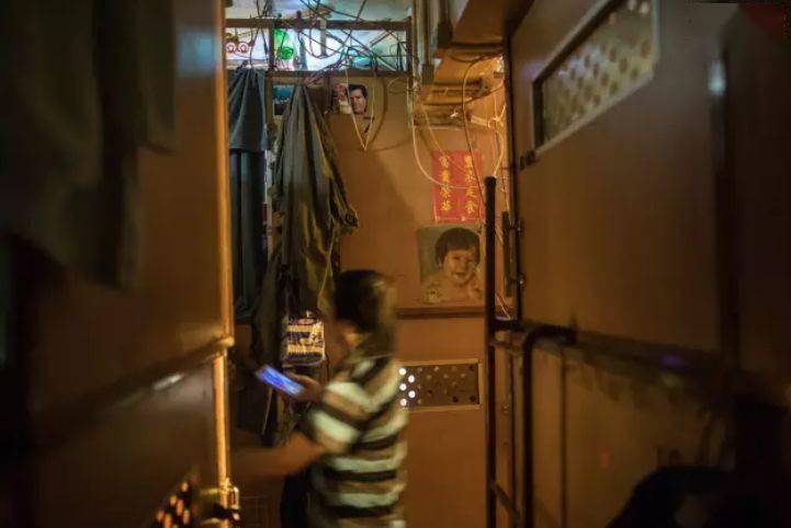 梦见自己的情人和自己在监狱,探索梦境背后的深层含义 梦见自己的情人和自己在监狱,探索梦境背后的深层含义