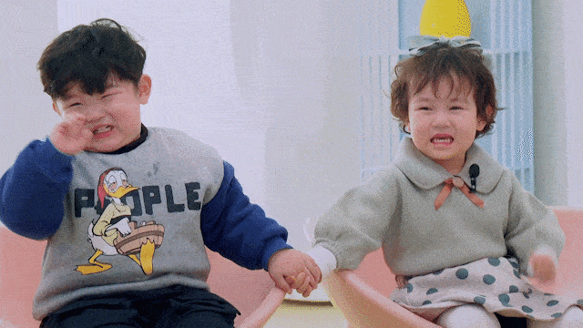 爱上幼儿园63岁孩子有多暖萌娃友谊糖磕着真甜