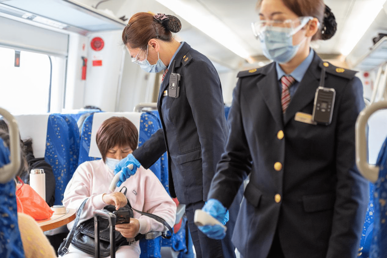 广州客运段列车员正在车上为旅客测温