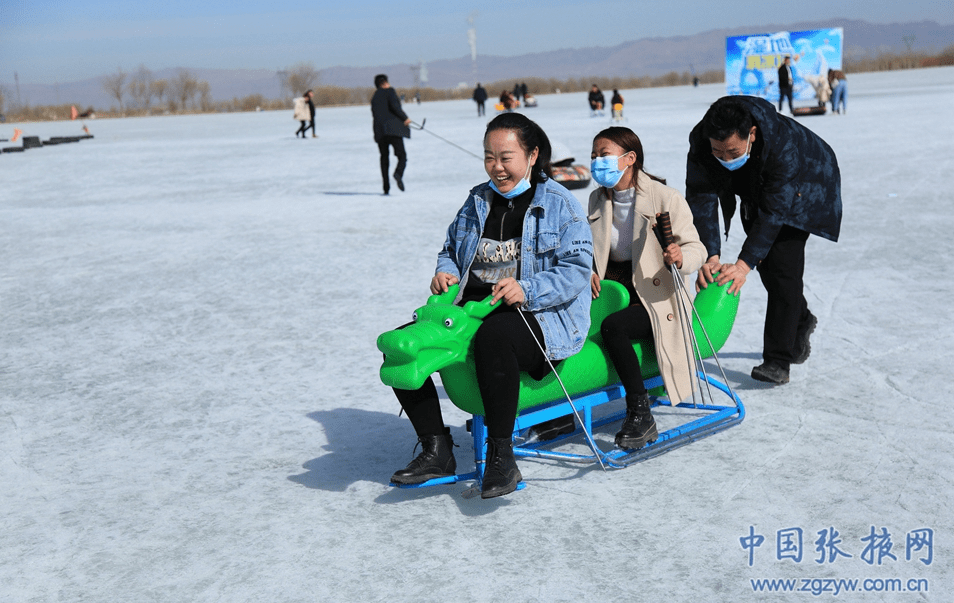 2021年2月15日,市民在甘肃省张掖国家湿地公园滑冰场上滑冰.