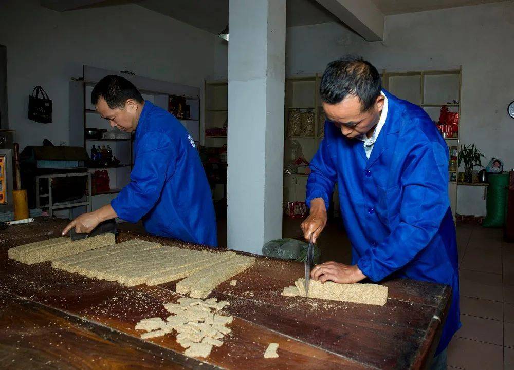 麻糖是现当代工业浪潮冲击下,为数不多的运用传统工具,传统手工制作的