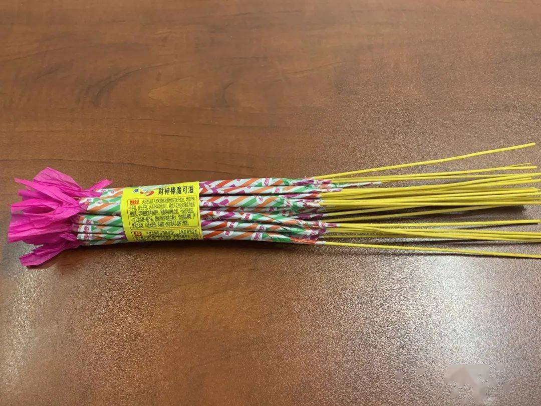 经检查,发现这是一捆财神棒魔可滋小型烟花,共30支.